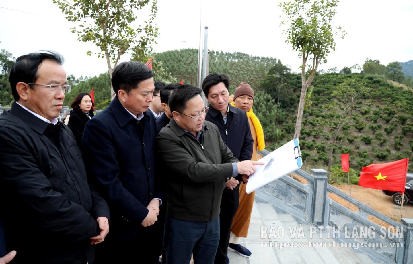 Đồng chí Đinh Hữu Học, Phó Chủ tịch Thường trực UBND tỉnh và các thành viên Đoàn công tác của UBND tỉnh khảo sát thực tế phương án đầu tư một số hạng mục tại khu vực đập Bãi Hào