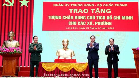 Bộ Quốc phòng trao tặng tượng chân dung Chủ tịch Hồ Chí Minh cho các xã, phường trên địa bàn tỉnh