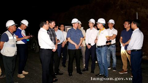 Đồng chí Đinh Hữu Học, Phó Chủ tịch Thường trực UBND tỉnh kiểm tra thi công ca đêm dự án tuyến cao tốc Hữu Nghị – Chi Lăng