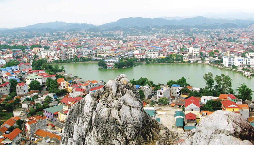 Lạng Sơn đã thực hiện hiệu quả mục tiêu kép, vừa chống dịch, vừa phát triển kinh tế. Trong ảnh: Một góc TP. Lạng Sơn