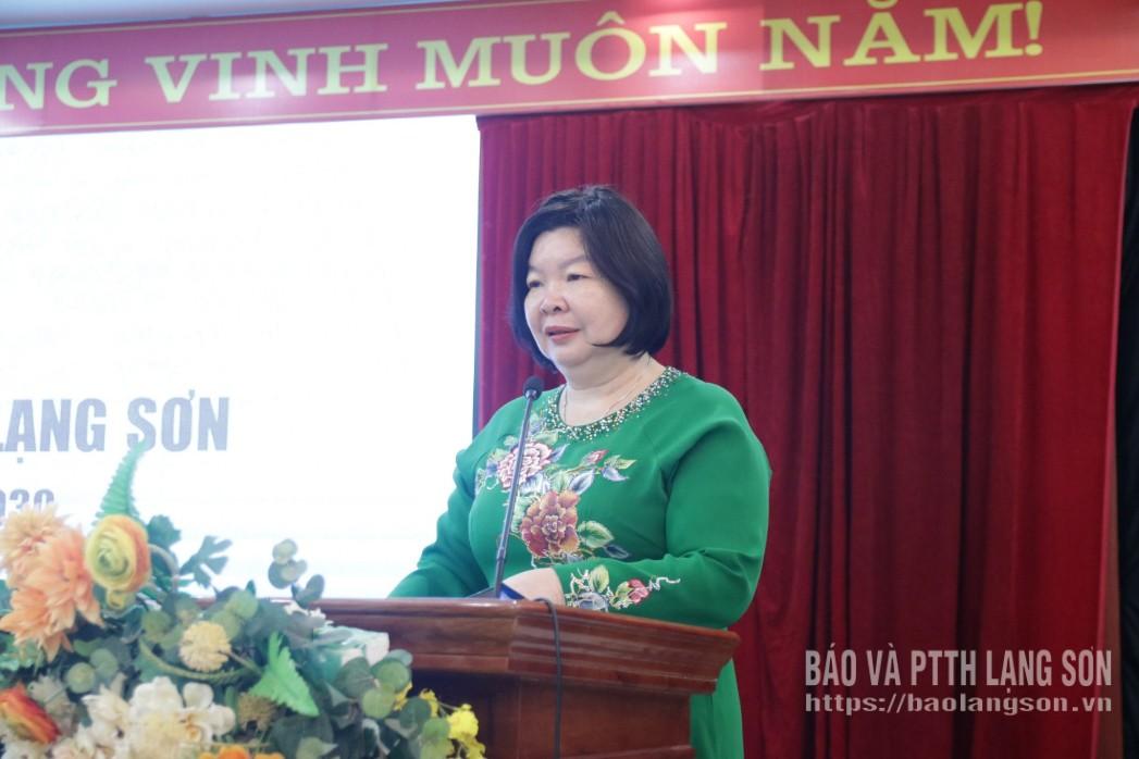 Đồng chí Cao Xuân Thu Vân, Chủ tịch Liên minh HTX Việt Nam phát biểu tại đại hội