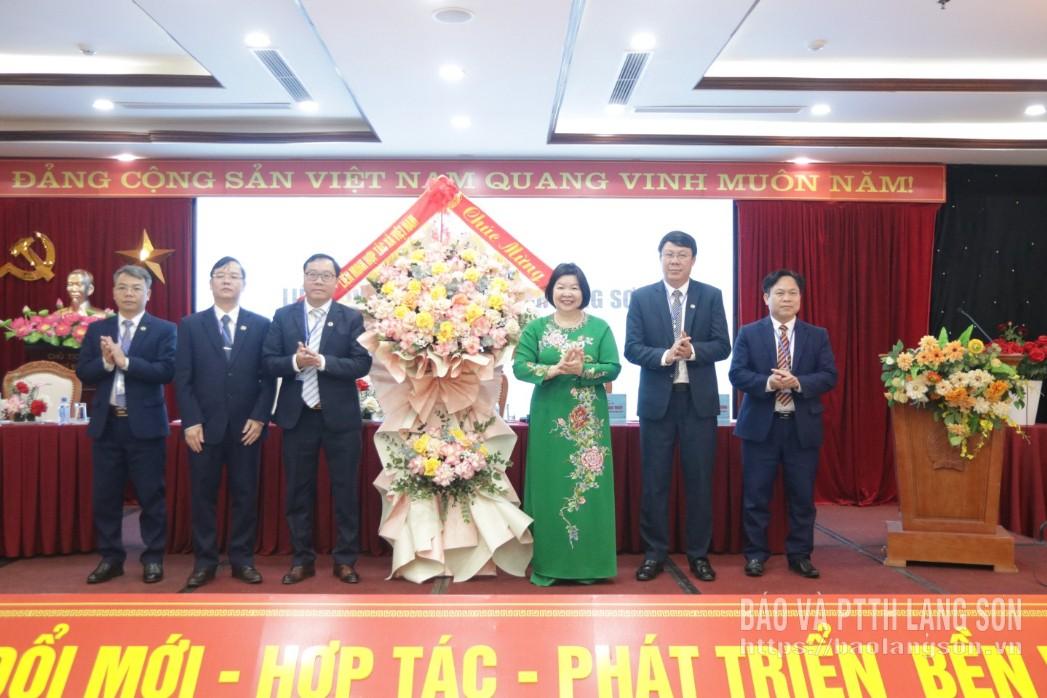 Đồng chí Cao Xuân Thu Vân, Chủ tịch Liên minh HTX Việt Nam tặng hoa chúc mừng đại hội