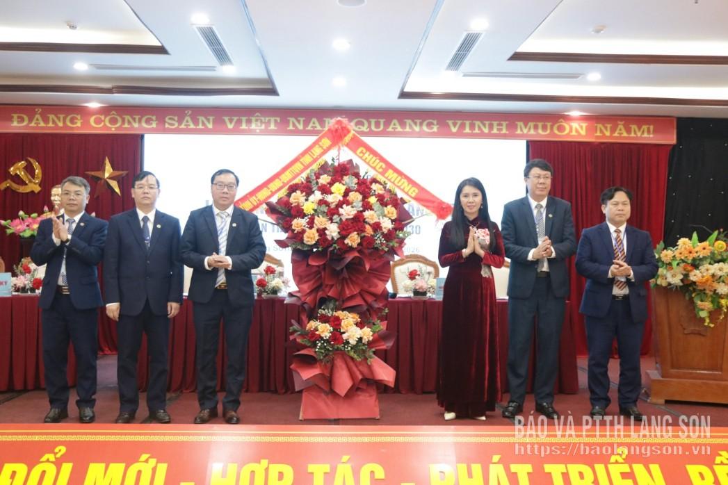 Đồng chí Đoàn Thu Hà, Phó Bí thư Tỉnh ủy, Chủ tịch Ủy ban Mặt trận Tổ quốc Việt Nam tỉnh tặng hoa chúc mừng đại hội