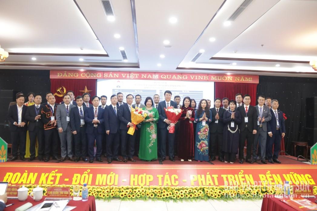 Lãnh đạo Liên minh HTX Việt Nam và lãnh đạo tỉnh tặng hoa chúc mừng Ban Chấp hành Liên minh HTX tỉnh khóa VII nhiệm kỳ 2025-2030