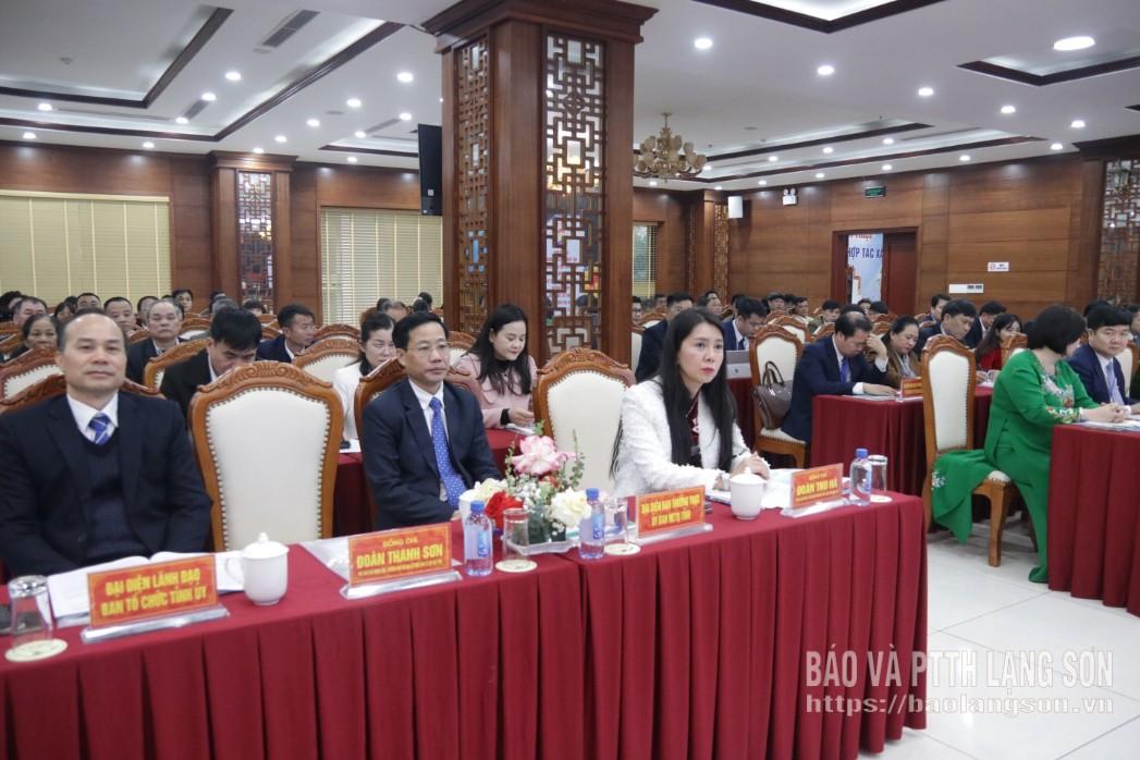 Lãnh đạo tỉnh cùng đại diện một số cơ quan, đơn vị dự đại hội