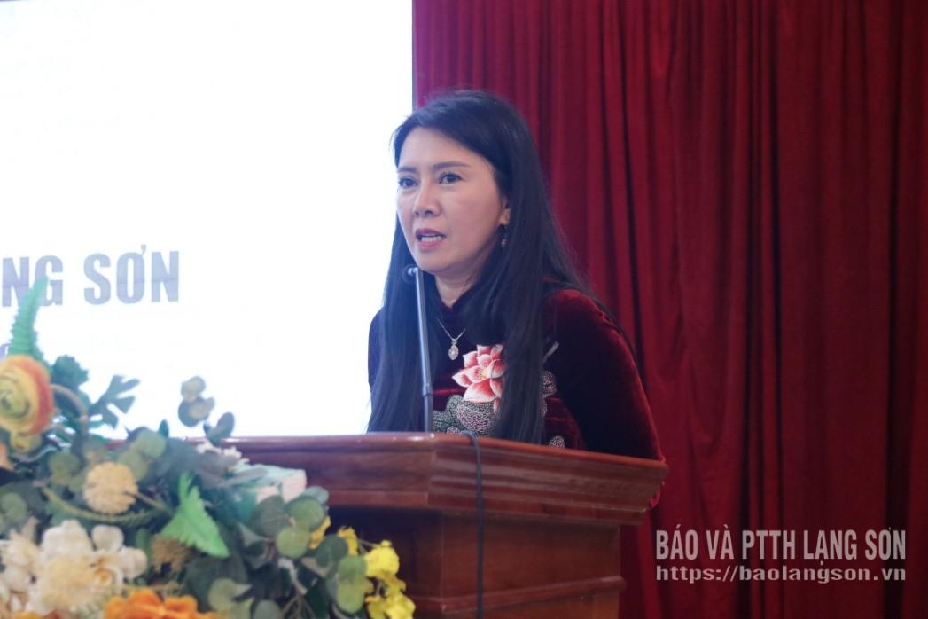 Đồng chí Đoàn Thu Hà, Phó Bí thư Tỉnh ủy, Chủ tịch Ủy ban Mặt trận Tổ quốc Việt Nam tỉnh phát biểu chỉ đạo tại đại hội