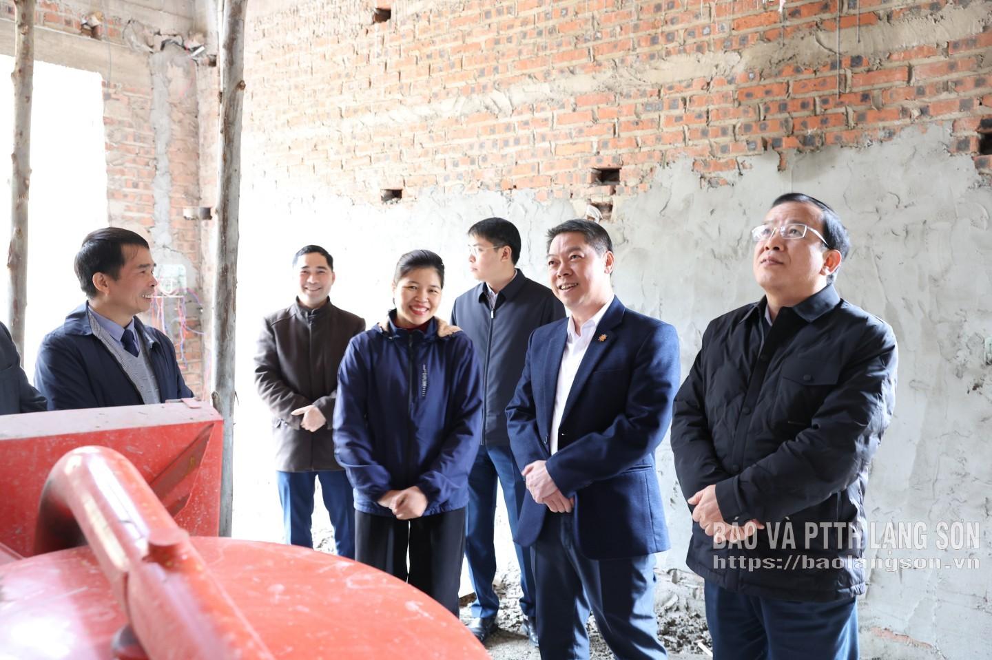 Đồng chí Đoàn Thanh Sơn, Phó Chủ tịch UBND tỉnh và đoàn công tác kiểm tra thực tế tiến độ xây dựng công trình xóa nhà tạm, nhà dột nát tại xã Chiến Thắng