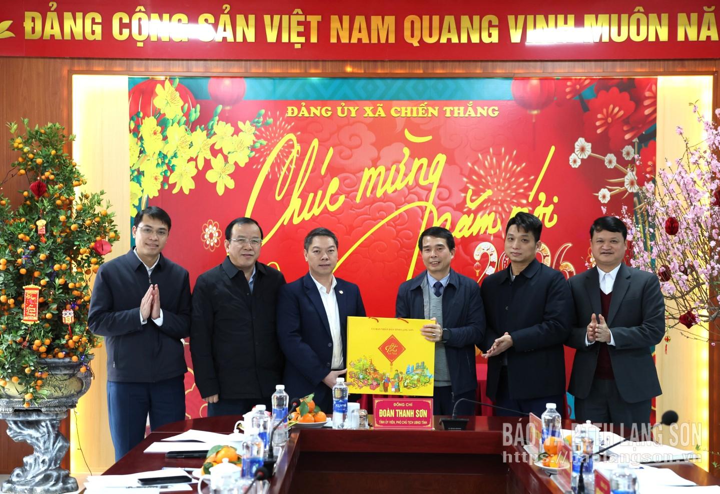 Đồng chí Phó Chủ tịch UBND tỉnh và đoàn công tác tặng quà tết cán bộ, công chức xã Chiến Thắng