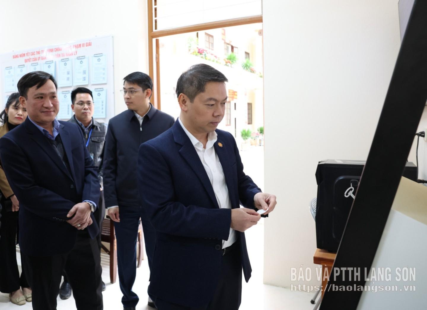 Đồng chí Đoàn Thanh Sơn, Phó Chủ tịch UBND tỉnh kiểm tra vận hành hệ thống tại Trung tâm Phục vụ hành chính công xã Nhân Lý