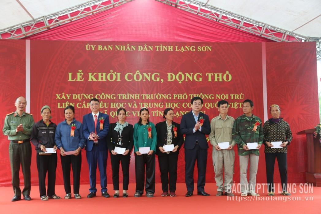 Các hộ dân bị ảnh hưởng bởi dự án được tặng quà hỗ trợ