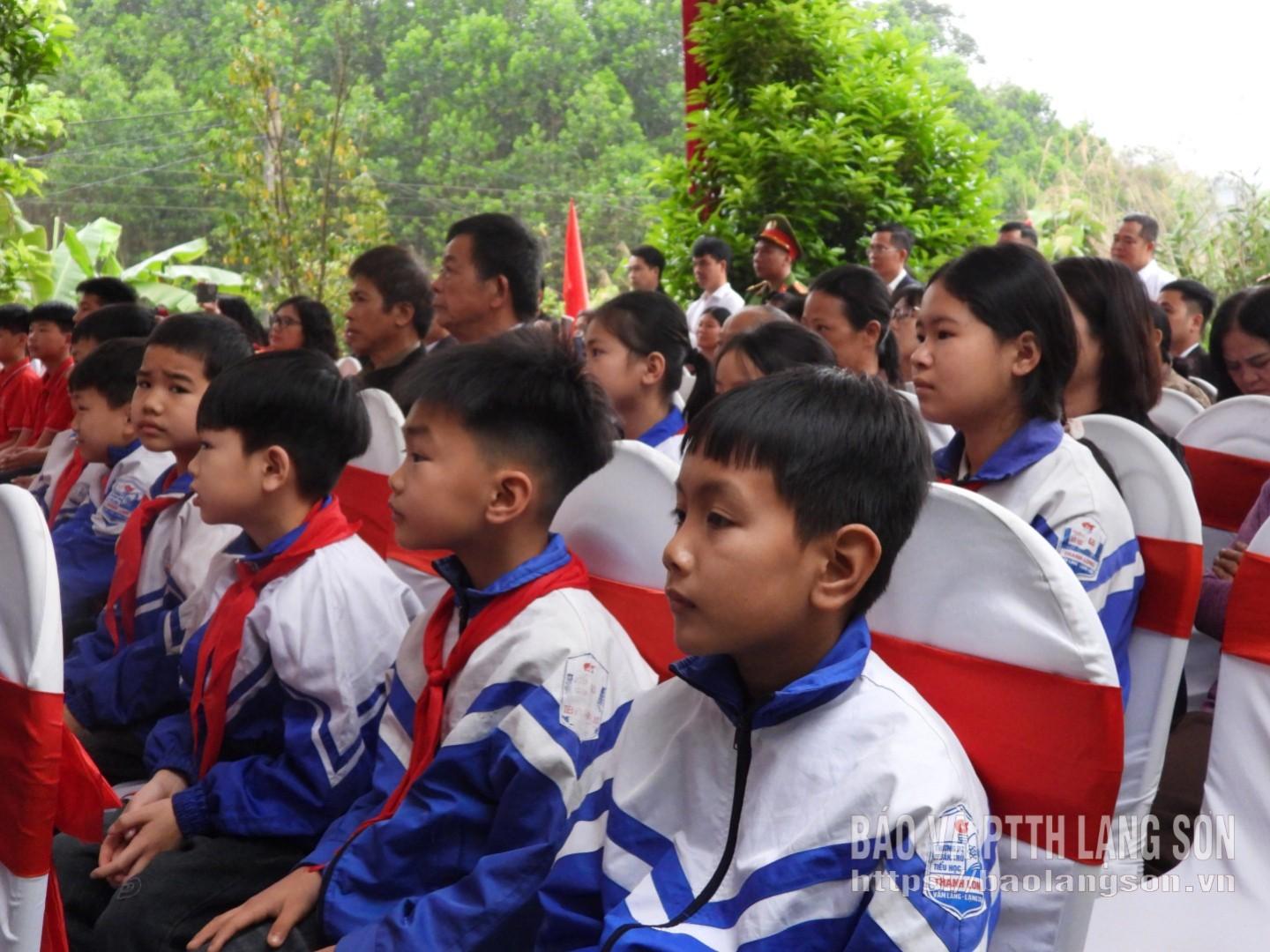 Các cháu học sinh xã Thụy Hùng tham dự buổi lễ khởi công